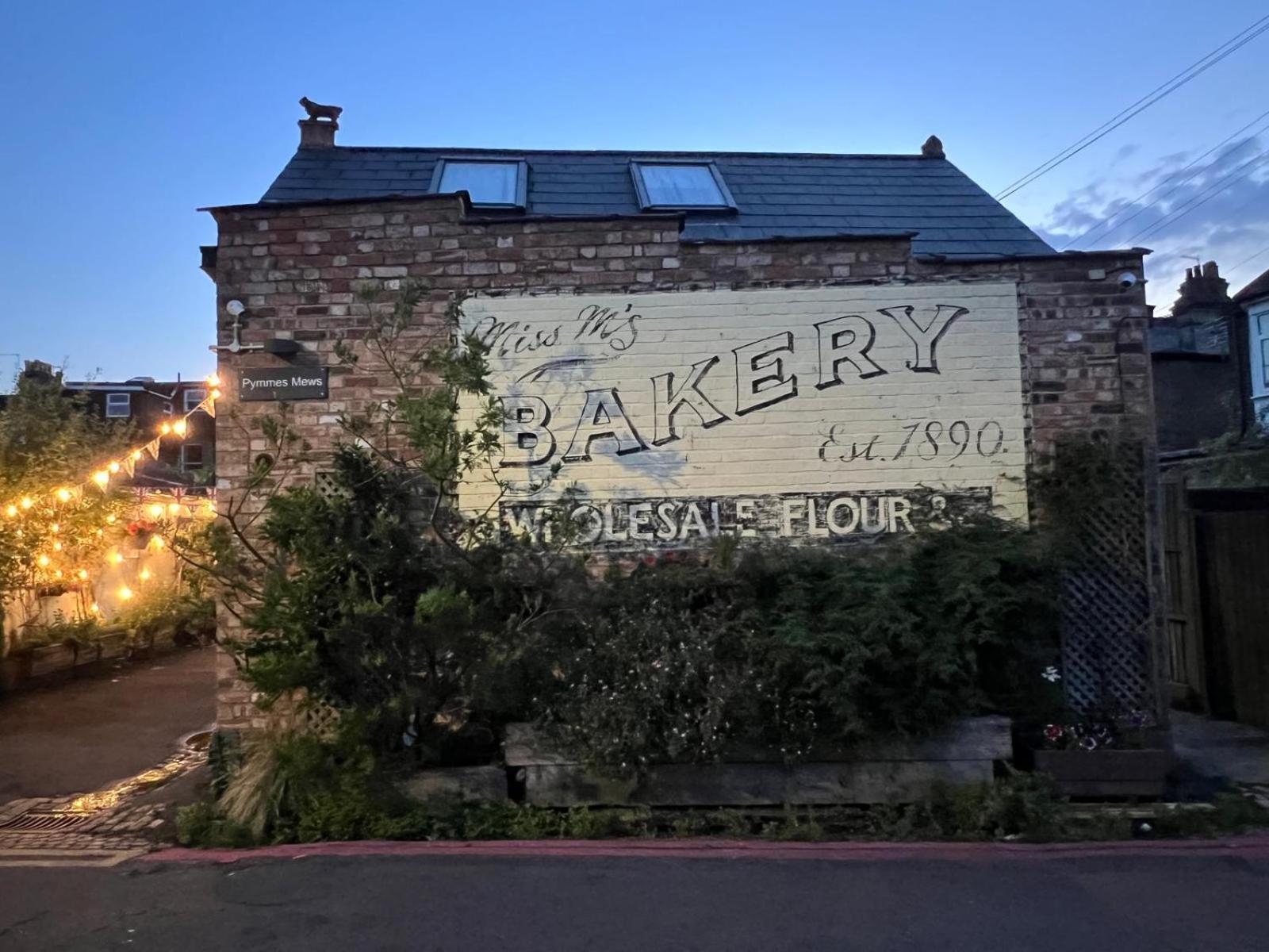 The Old Bakery - In What Was The Dirty Dusty Old Store Londres